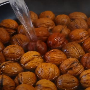 Зачем бросать грецкие орехи в кипяток: хитрость, о которой стоит узнать всем